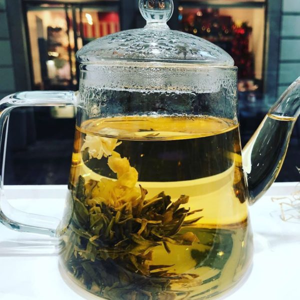 Tè - fiore da tè sbocciato in teiera - Erbainfusa | Erboristeria Erbainfusa Como | Shop Online